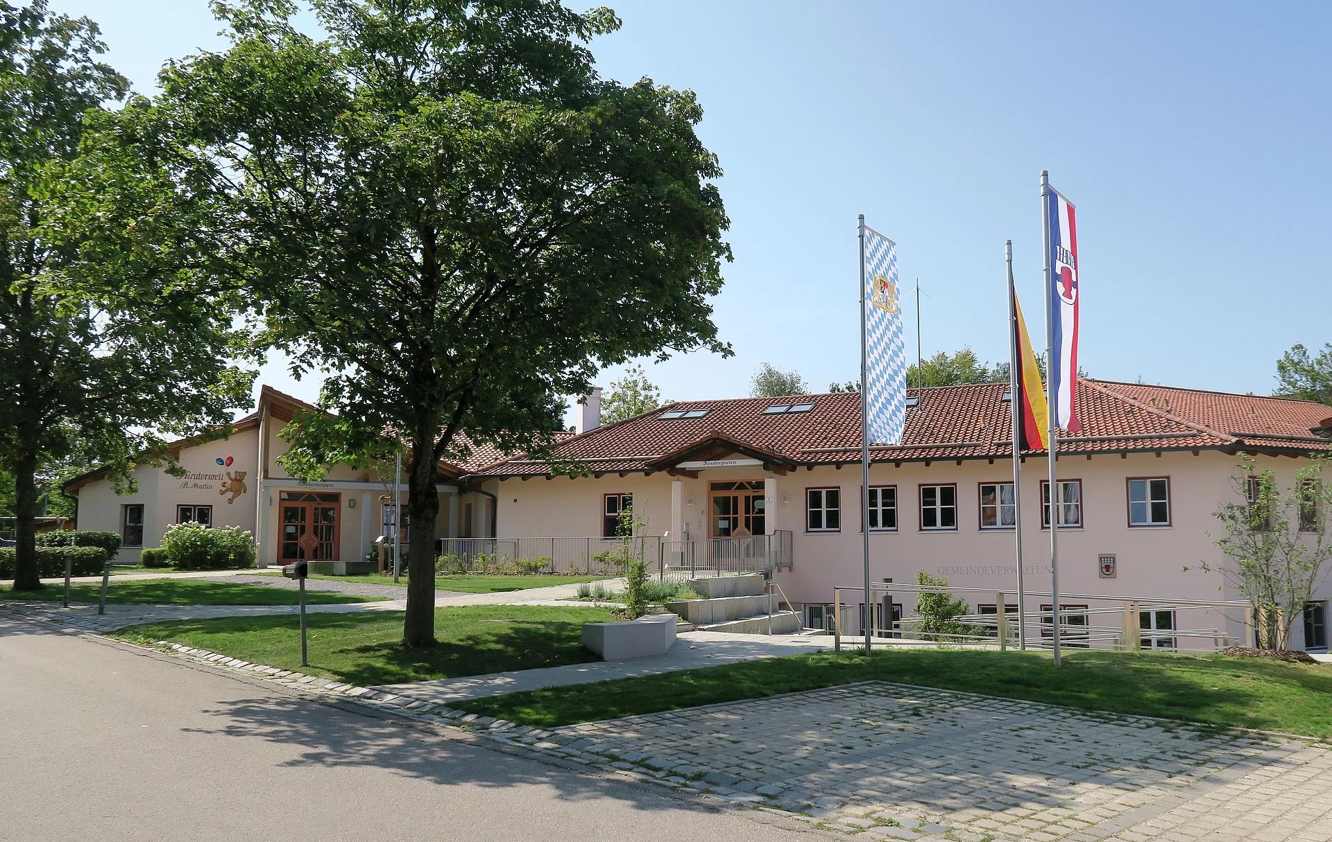 Gebäude des Rathauses und der Kinderwelt