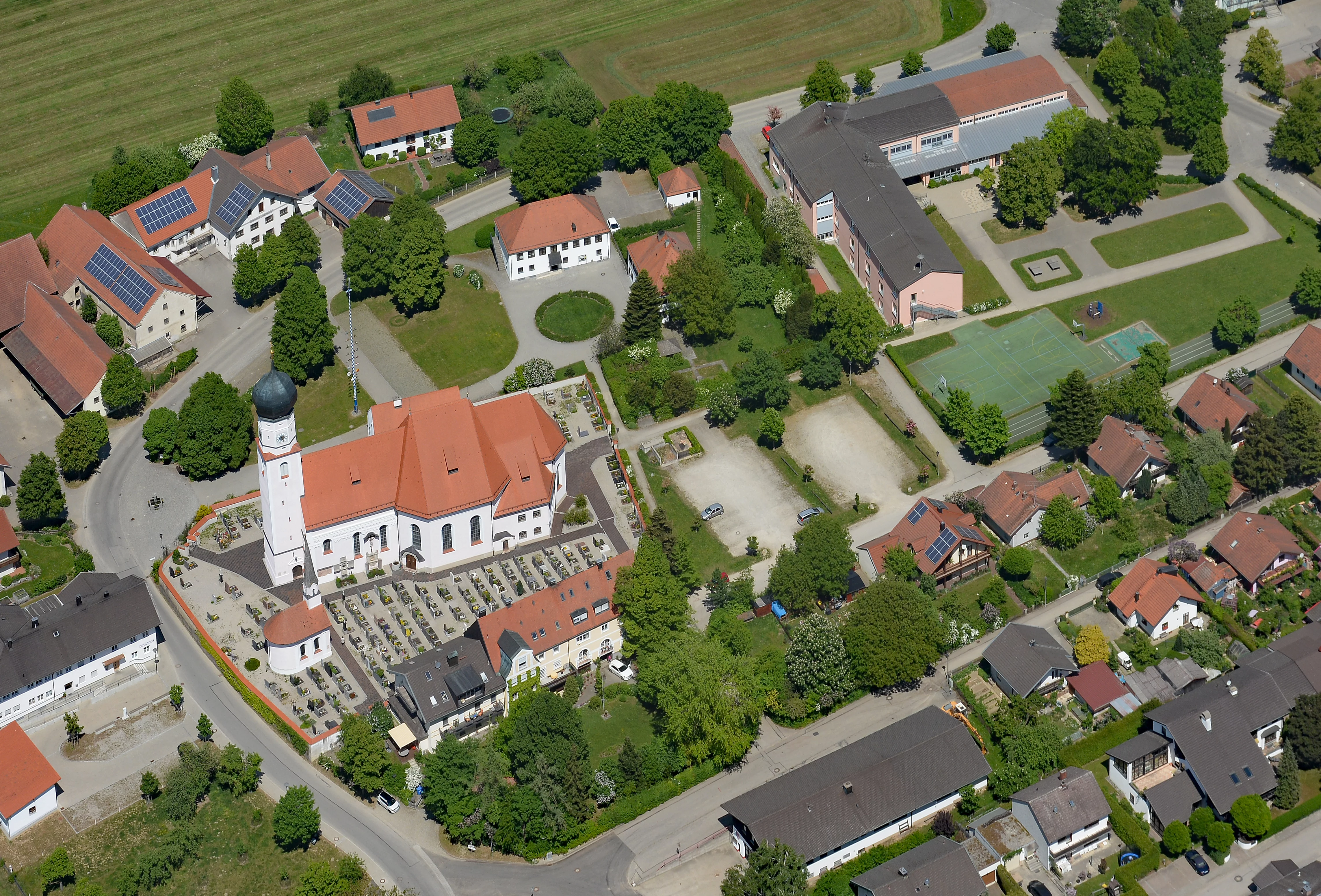 Obertaufkirchen aus der Luft mit Kirche und Schule