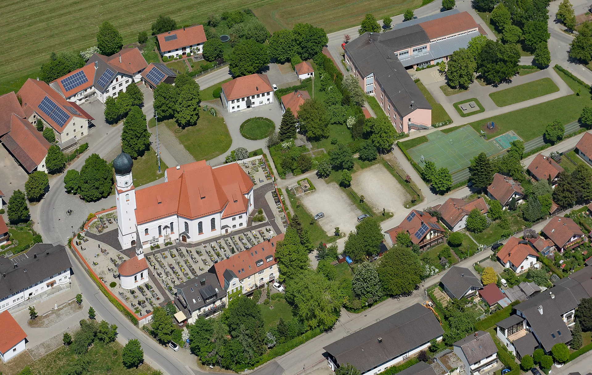 Obertaufkirchen aus der Luft mit Kirche und Schule